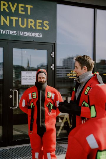 guide giving instructions to participating guests before starting floating