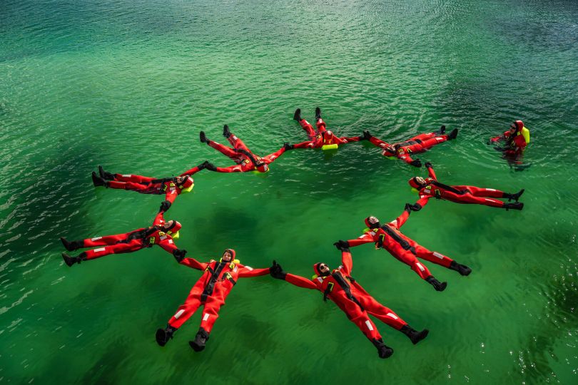 Group of floaters making a floating circle at Vervet. Edelweiss_Loren Bedeli
