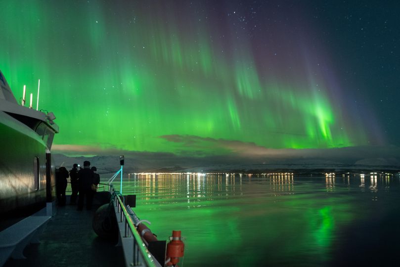 Northern lights over Rødne fjord Cruise boat, photo by David Gonzalez